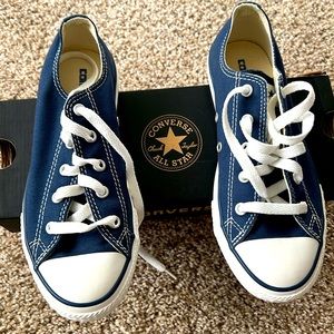BRAND NEW CONVERSE ALL STARS ⭐️ SIZE 3 (kids) NAVY/WHITE!!👟 WILL FIT W 5-5.5